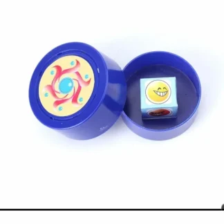 קסם קוביית רגשות עם שלושה פרצופים, הקוסם מנבא איזה פרצוף המשתתף בחר, קסם טלפתיה וקריאת מחשבות חמוד שמדבר בשפה של ילדים צעירים, ומתאים בול למופע בגן.
