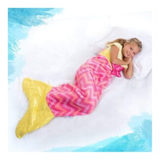 שמיכת זנב בת ים לבישה לילדים מבית Snuggie Tails, בד קטיפה רך בגוון ורוד, הילדה נכנסת אליה והופכת לבת ים, נשארת חמה גם כשמתהפכים.