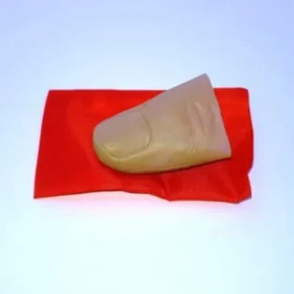 אצבעון קסמים בגוון עור מונח על מטפחת אדומה