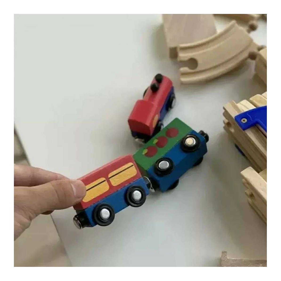 רכבת עץ לילדים עם מסילה, קטר וקרונות, מבית Togsaet