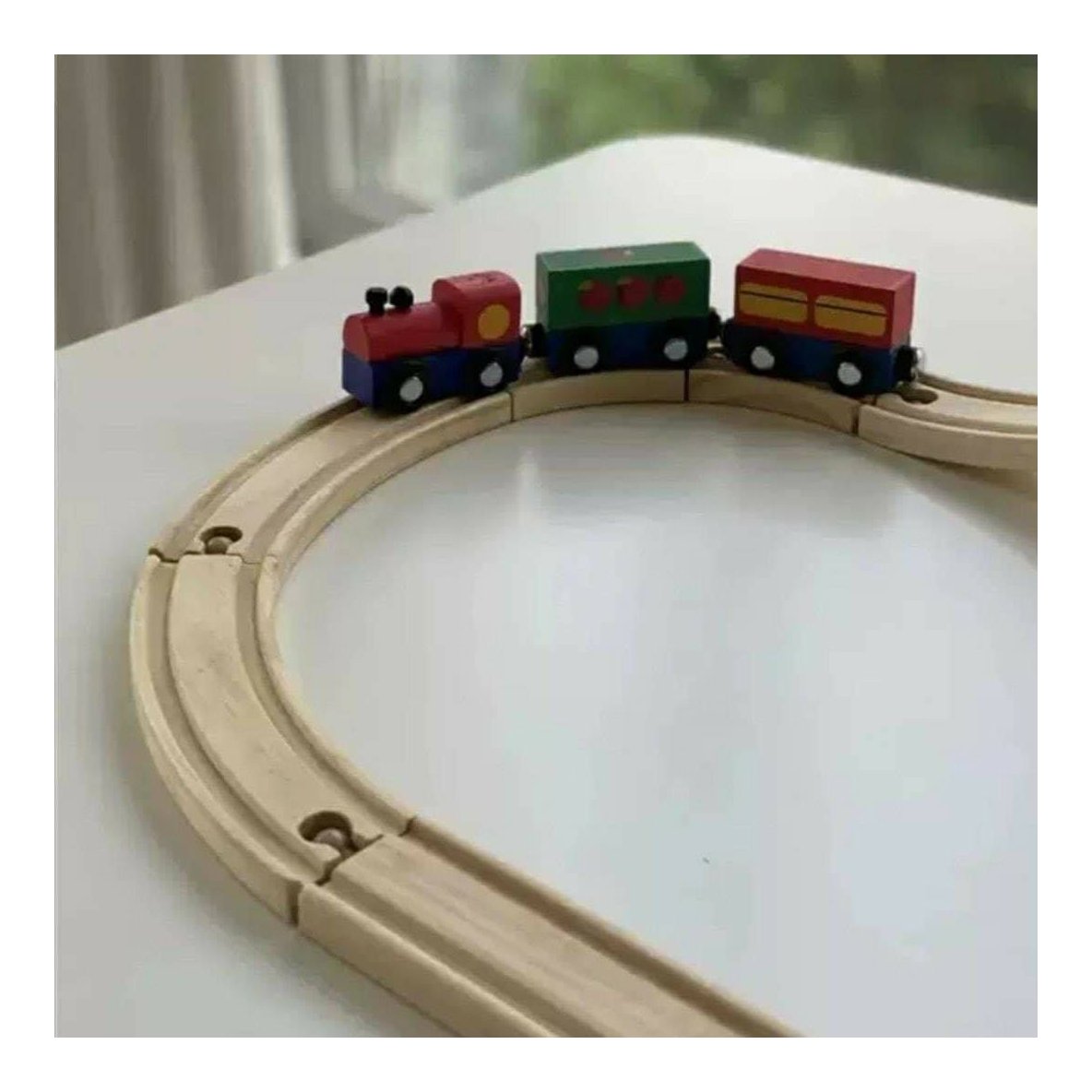 רכבת עץ לילדים עם מסילה, קטר וקרונות, מבית Togsaet