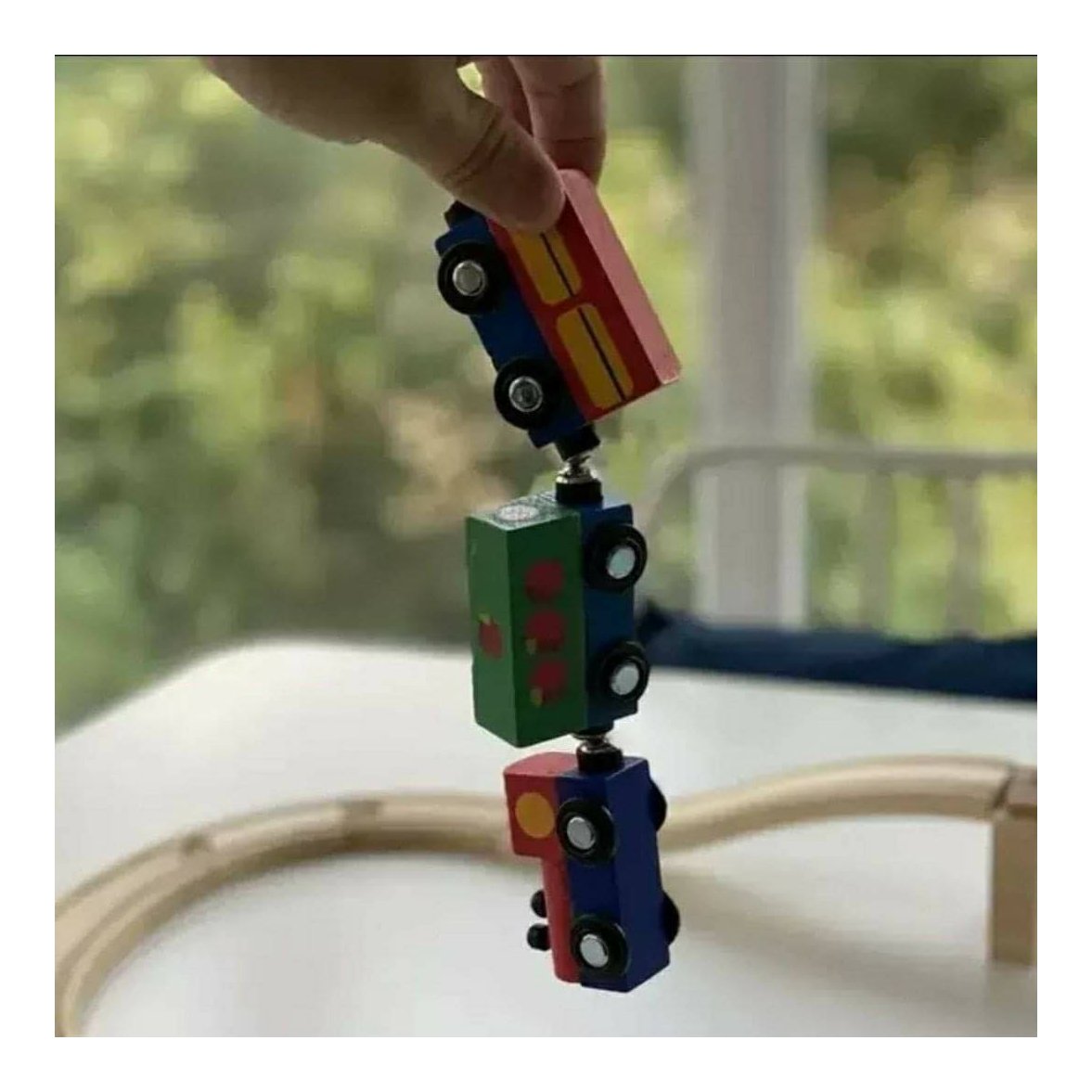 רכבת עץ לילדים עם מסילה, קטר וקרונות, מבית Togsaet