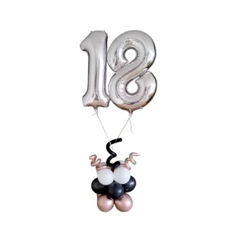 זר בלונים ליום הולדת 18 עם שתי ספרות כסופות שמרחפות מעל מעמד בלונים מקושט בבלוני נקניק מסולסלים, קישוט מהמם שמגיע מנופח ומוכן רק להניח בחלל.