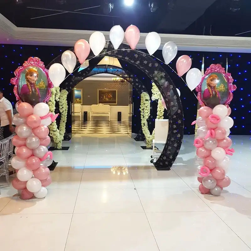 במיוחד עבור אוהבי הסרט פרוזן הכנו קשת בלונים ליום הולדת בעיצוב אנה ואלזה מרשים ליום הולדת מרגש באולם או בבית, עמדת כניסה וצילום מהממת אשר תקשט כל חלל.