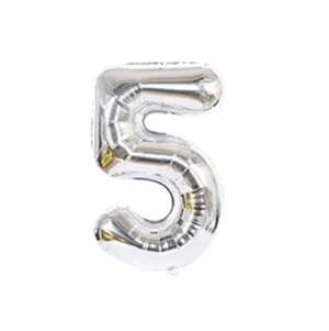 בלון מספר 5 ענק בצבע כסף, גובה כ-80 סנטימטר, על רקע לבן.
