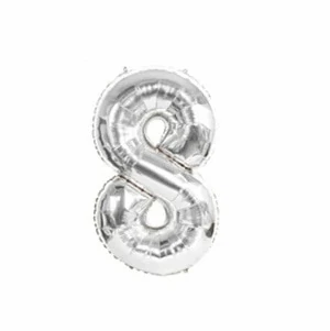 בלון מספר 8 ענק בצבע כסף, גובה כ-80 סנטימטר, על רקע לבן.