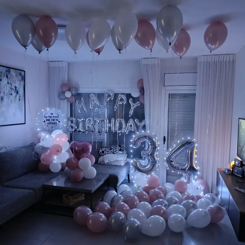חדר בלונים מואר 30 בלונים לרצפה, 10 לתקרה, ספרות כסופות ובלון בועה שקוף עם כיתוב עטופים באורות לד בשילוב בלון לב וסט אותיות HAPPY BIRTHDAY.
