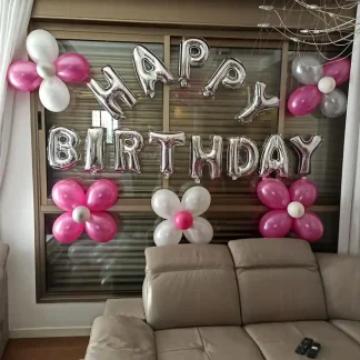 קישוט בלונים לחלון עם אותיות HAPPY BIRTHDAY בכסף וחמישה פרחים מבלונים, מגיע מוכן ומנופח באיסוף עצמי או משלוח עם הרכבה בראשון לציון והסביבה.